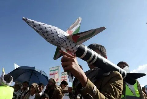 تصعيد حوثي: صواريخ تستهدف شمال إسرائيل وغارات أمريكية على صنعاء