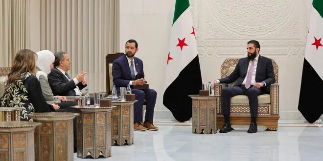 الرئيس الشرع يستقبل وفداً أمريكياً رفيع المستوى برئاسة رجل الأعمال جوناثان باس في دمشق