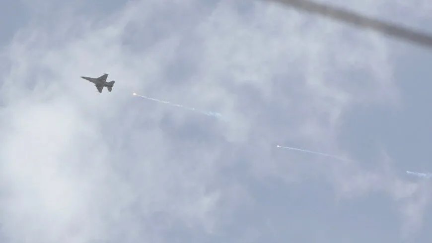 غارات إسرائيلية مكثفة تهز ريف دمشق وحماة واللاذقية: قتلى وجرحى في صفوف المدنيين والعسكريين