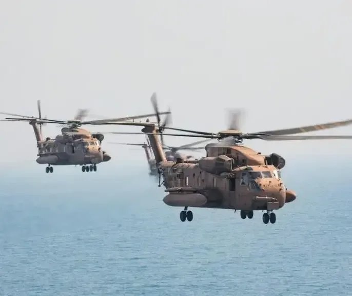 غموض في السويداء: مروحية إسرائيلية تهبط بالتزامن مع غارات مكثفة في سوريا