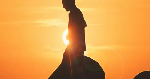 عندما يتحدث الجسد: كيف يحوّل القلق والتوتر مشاعرك إلى أعراض جسدية حقيقية؟