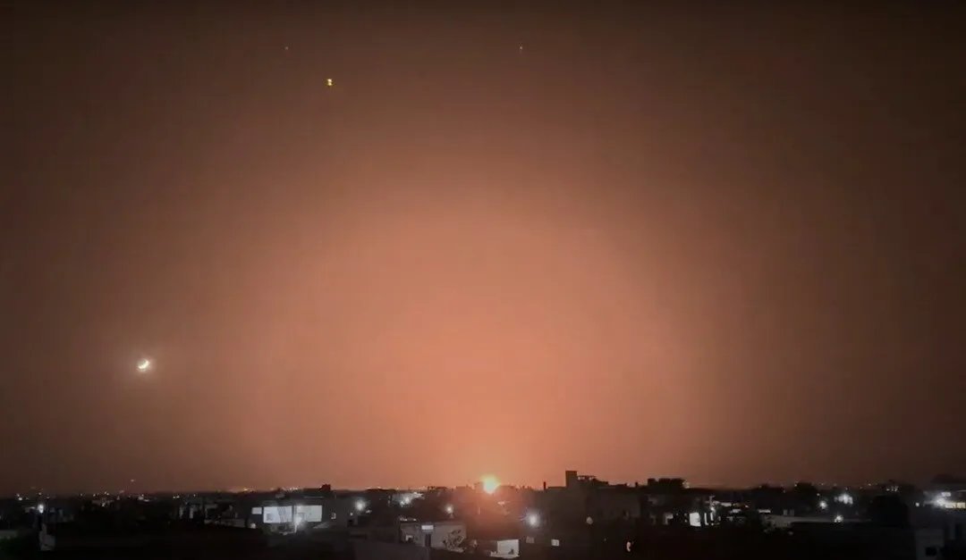 غارات إسرائيلية مكثفة على سوريا: محلل سياسي يكشف أهداف التصعيد والضغط على دمشق