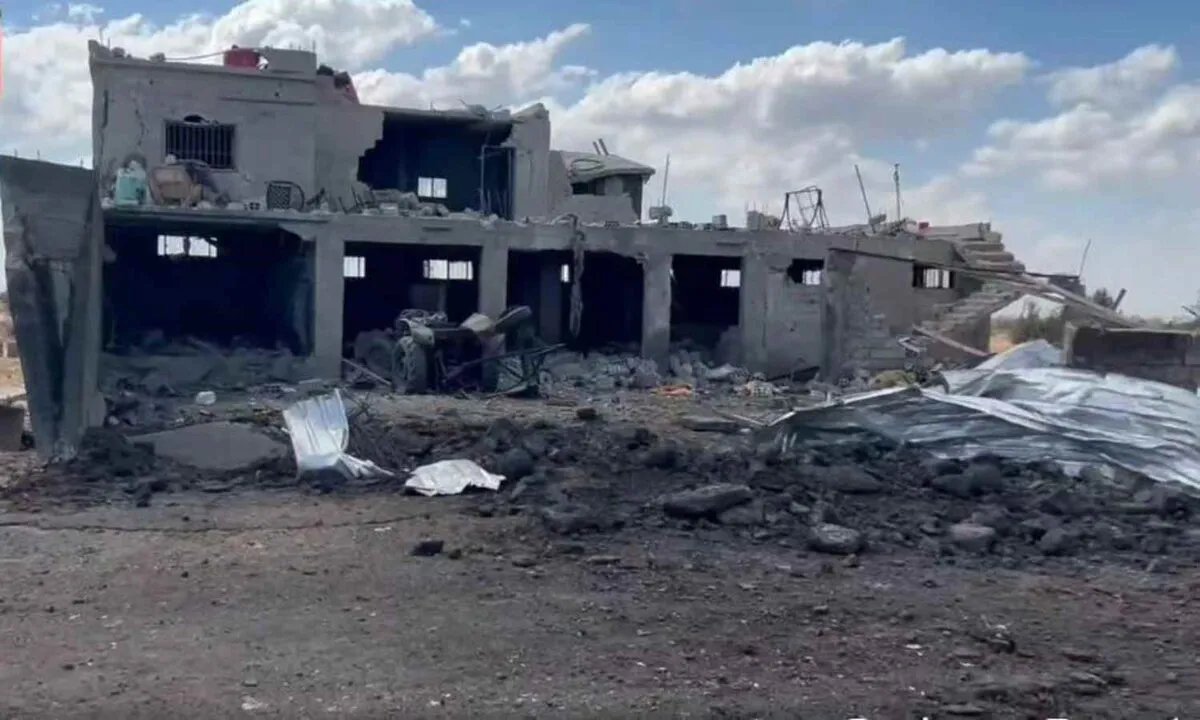 تصعيد خطير: إسرائيل تشن غارات واسعة النطاق في سوريا وتستهدف محيط دمشق وحماة