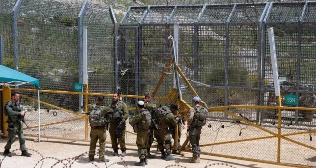 تصعيد خطير: غارات إسرائيلية تستهدف قاعدة عسكرية في حماة وإنزال مساعدات للدروز في السويداء