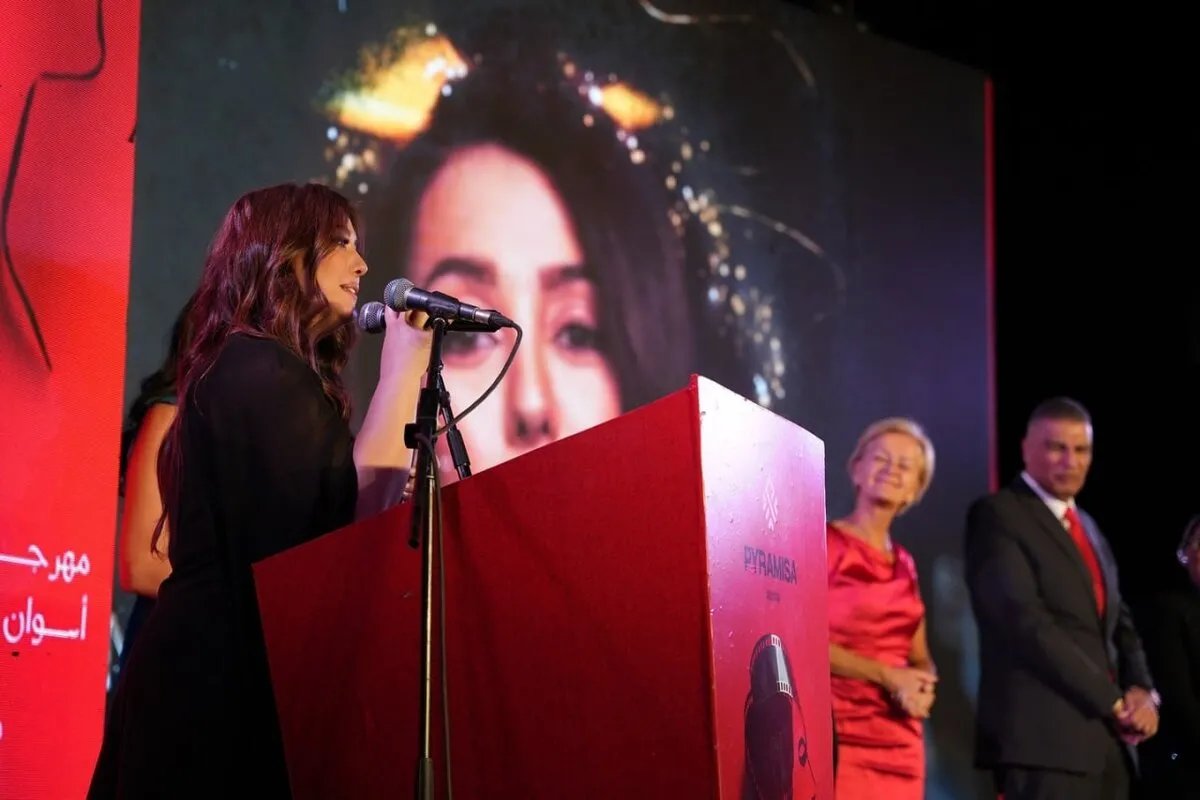 تكريم النجمة السورية كندة علوش بجائزة "إيزيس" في مهرجان أسوان لأفلام المرأة