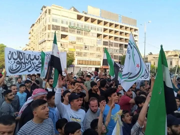 حماة تنتفض: وقفة حاشدة تندد بالعدوان الإسرائيلي على سوريا