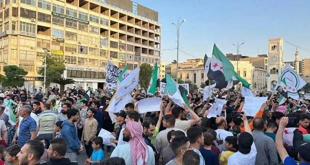 حماة تنتفض: حشود غاضبة تندد بالاعتداءات الإسرائيلية وتؤكد على وحدة سوريا