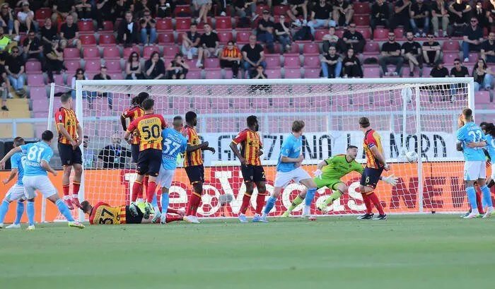 نابولي وإنتر يتمسكان بالصدارة: انتصارات بشق الأنفس في الدوري الإيطالي