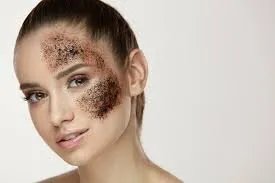 بشرة متألقة بمكعبات القهوة المثلجة: سر جمال طبيعي وسهل التحضير