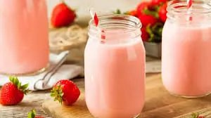عصير الفراولة باللبن على الريق: فوائد وأضرار يجب معرفتها
