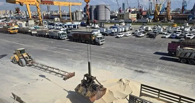 انتعاش اقتصادي: شحنة فوسفات سوري عالية الجودة تنطلق إلى رومانيا من مرفأ طرطوس