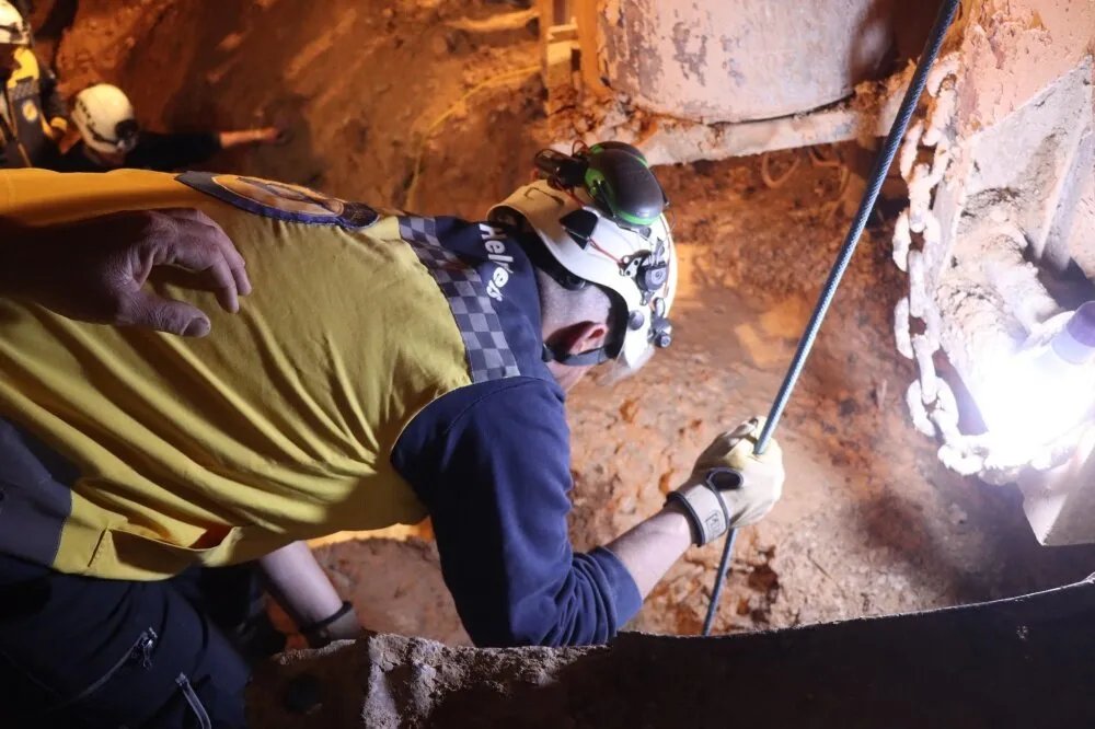 الخوذ البيضاء تنقذ شابًا سقط في بئر ارتوازي بإدلب بعد عملية استمرت 3 ساعات