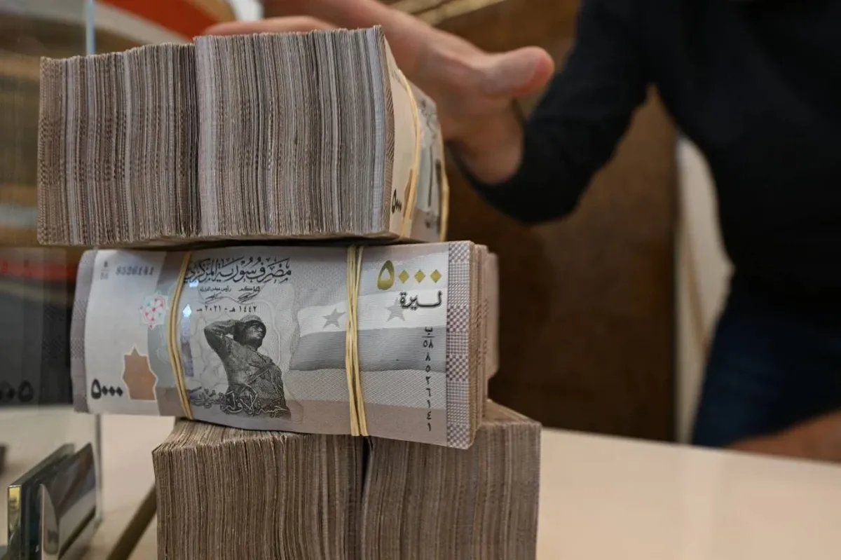 "شام كاش" يثير الجدل في سوريا: رواتب الموظفين بين الازدحام والاحتيال الإلكتروني