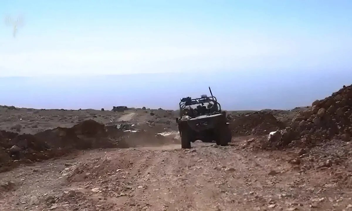 الجيش الإسرائيلي يدمر مقر قيادة تابعًا للنظام السوري السابق في جبل الشيخ ويكشف عن مخابئ أسلحة