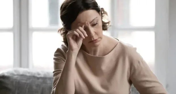 نصائح ذهبية: كيف تحمي المرأة فوق الخمسين نفسها من التوتر المزمن وتستعيد حيويتها؟