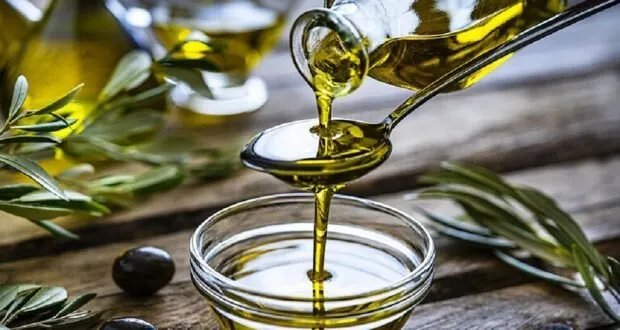اكتشف قوة ملعقة الذهب: فوائد زيت الزيتون الصحية المذهلة عند تناولها على الريق