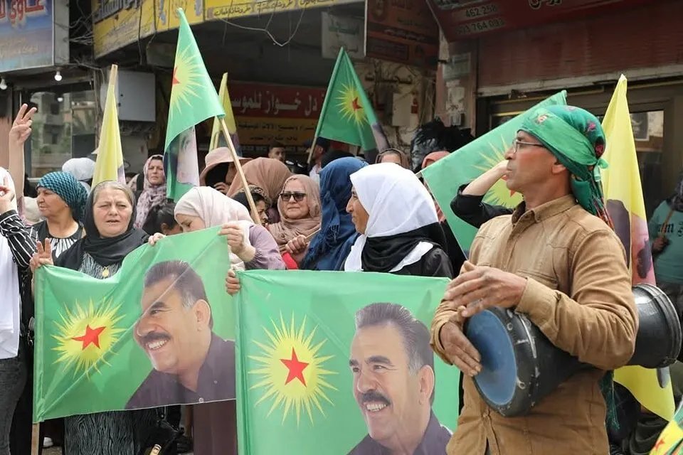 قسد تستعرض قوتها وتُجبر موظفيها على التظاهر لأوجلان بالتزامن مع تعثر مؤتمر الوحدة الكردية