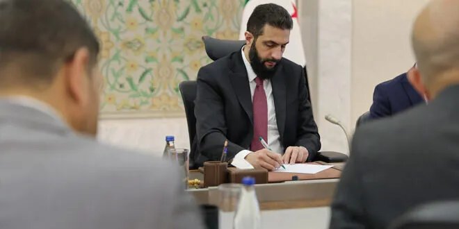 الرئيس الشرع يستعرض خطط وزارة الطوارئ والكوارث ويناقش نظام الإنذار المبكر