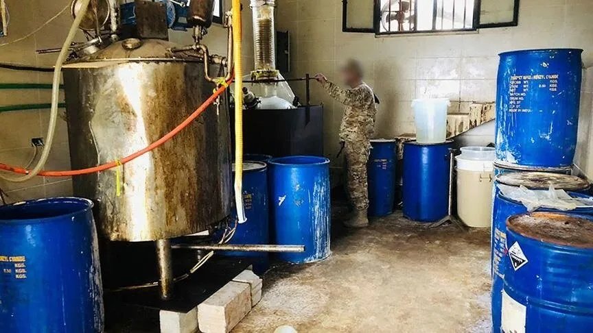 الجيش اللبناني يفكك مصنعاً ضخماً للكبتاغون على الحدود السورية