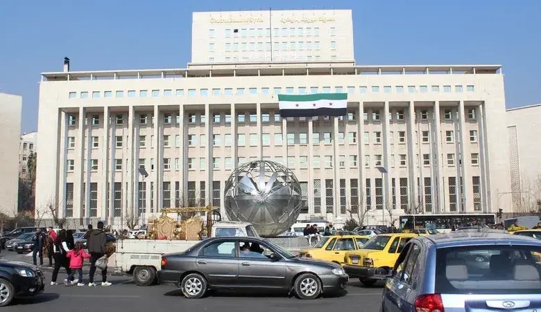 عقبات وتفاؤل: رجال الأعمال السوريون ينتظرون رفع القيود القضائية للاستثمار ودعم الاقتصاد