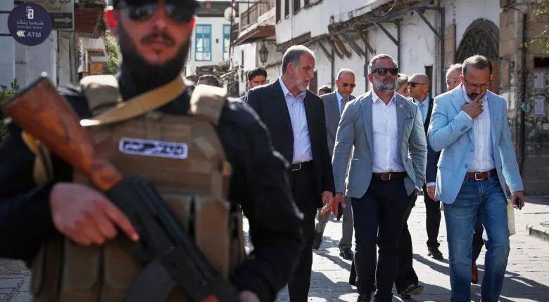 ترمب يعيد رسم السياسة الأمريكية تجاه سوريا: ضغوط من الإنجيليين واليهود لرفع العقوبات