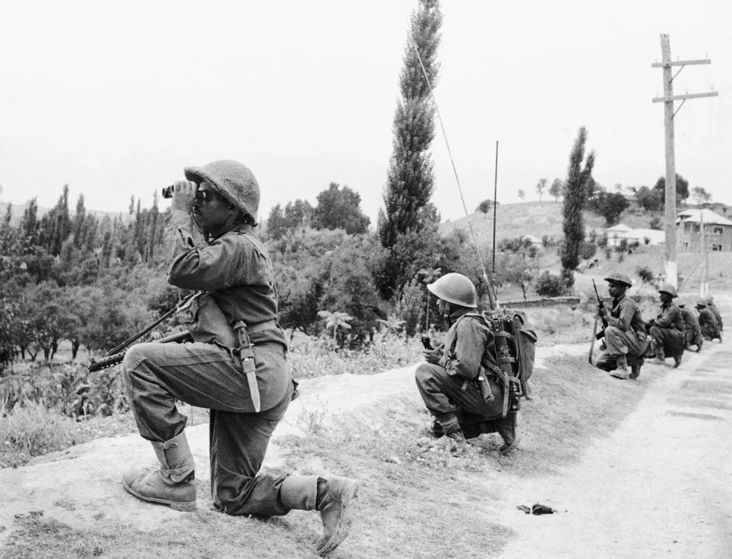 تصعيد خطير: الهند وباكستان تتبادلان الضربات الجوية فوق كشمير وسط دعوات دولية للتهدئة