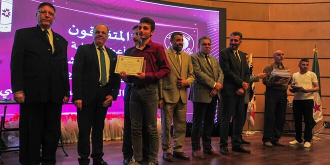 جامعة دمشق تكرم 300 من أبناء المعلمين المتفوقين في الشهادتين الثانوية والتعليم الأساسي