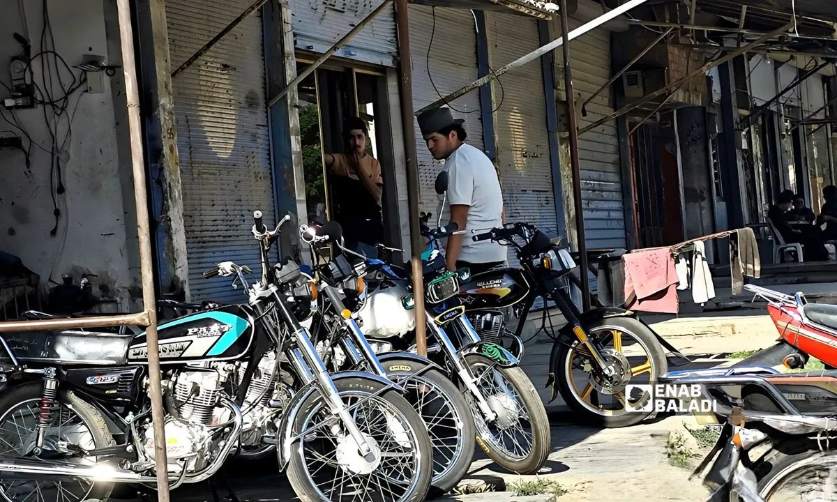 تراجع القدرة الشرائية يُعمّق ركود سوق الدراجات النارية في تل أبيض ورأس العين رغم انخفاض الأسعار