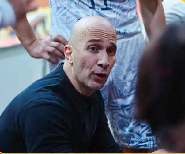 زلزال في الجلاء: استقالة مدرب السلة عبود شكور.. ورئيس النادي يكشف الأسباب