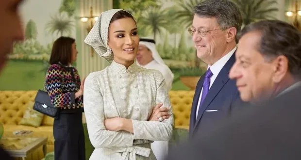 الشيخة موزة تخطف الأنظار بإطلالة عصرية جديدة وتغيير مبتكر في التوربان