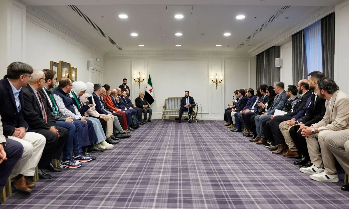 الشرع يبحث مع الجالية السورية في فرنسا تبادل السفراء وملف العدالة الانتقالية