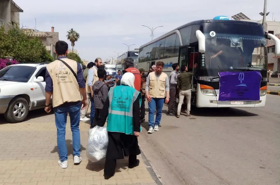 حمص تستقبل قوافل العائدين: 80 عائلة مهجرة تعود إلى ديارها ضمن مبادرة إنسانية