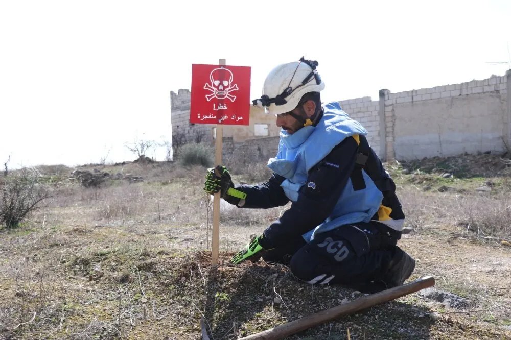لغم أرضي يحصد أرواح المدنيين في إدلب: إصابة خطيرة أثناء رعي الأغنام