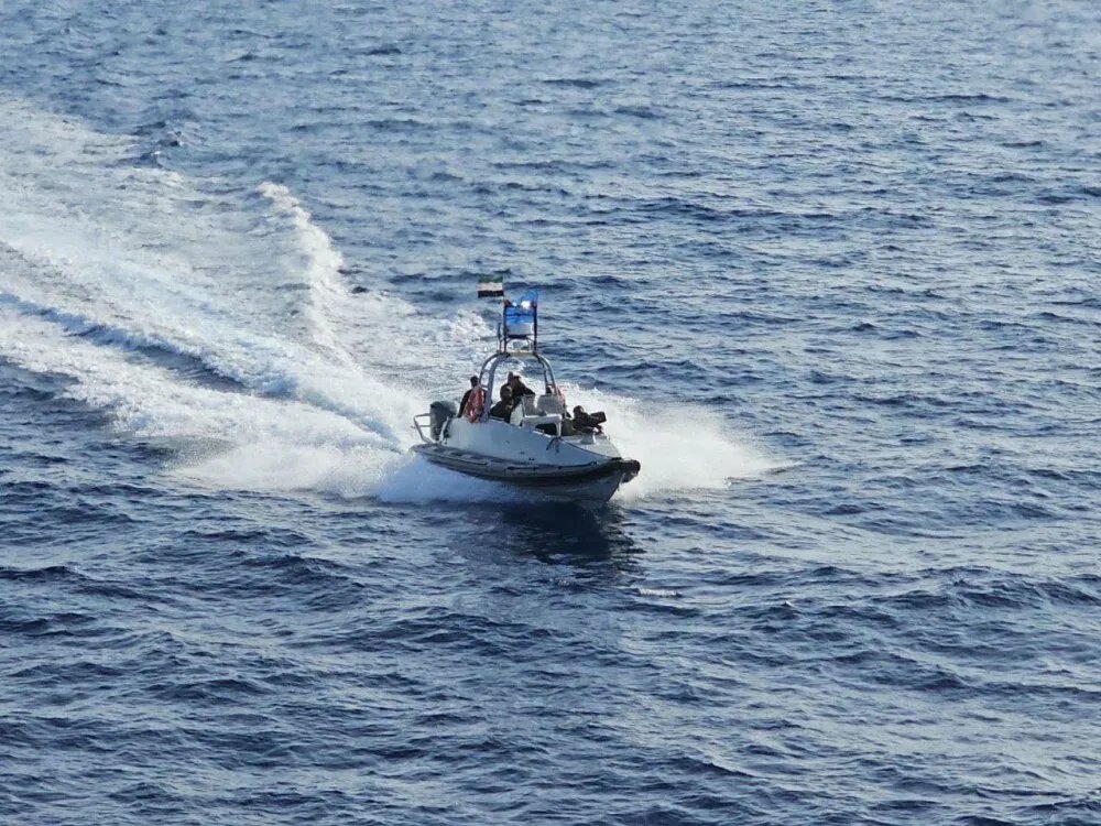 الدفاع السورية تشن حملة بحرية واسعة ضد شبكات تهريب البشر وتضبط أسلحة