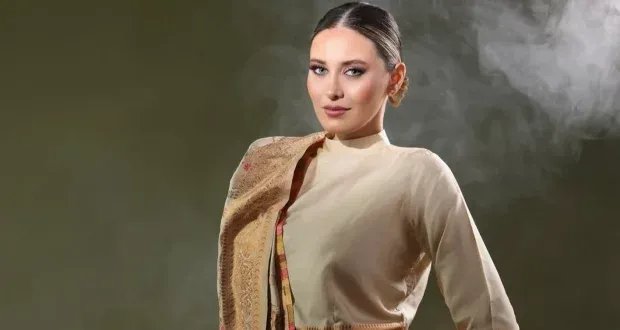 ملكة جمال لبنان ندى كوسا ومتسابقات ملكة جمال العالم يوجهن تحية عربية من الهند