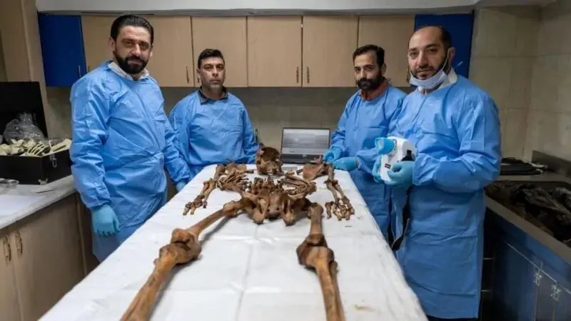 سوريا ما بعد الأسد: الكشف عن مقابر جماعية ومساعٍ مضنية لتحديد هوية الضحايا