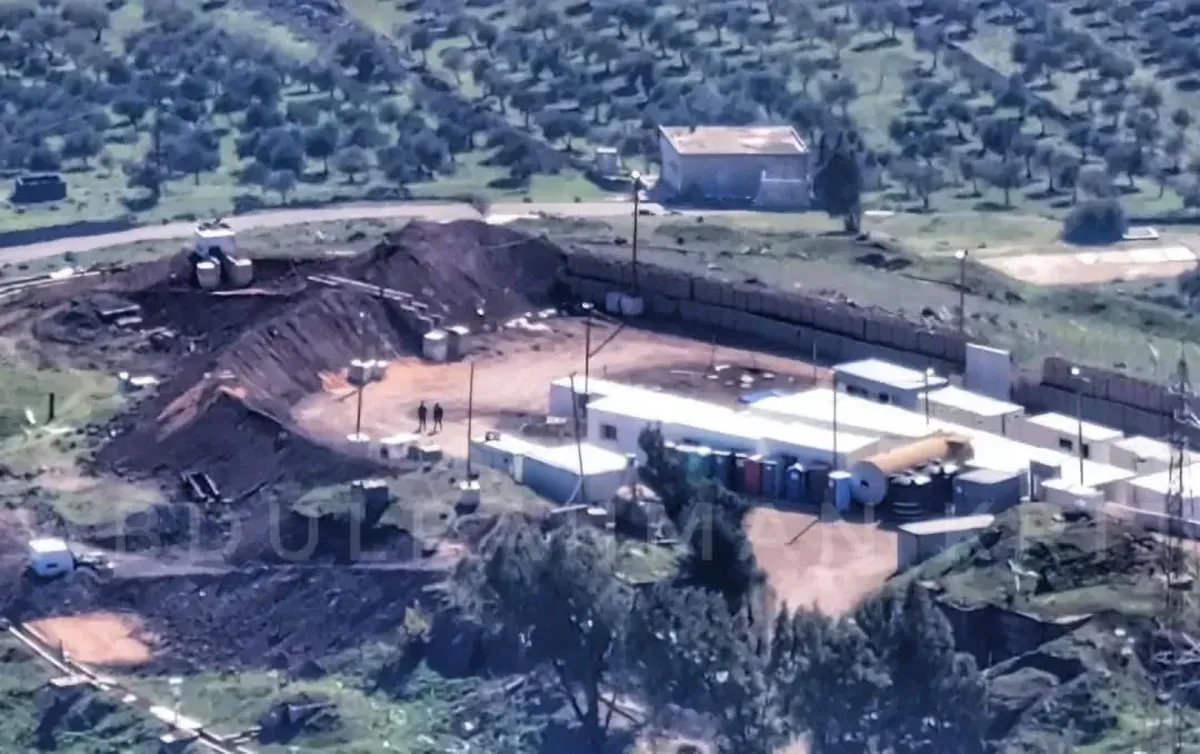 تصعيد خطير: الجيش الإسرائيلي يرفع علمه على تل أحمر بالقنيطرة وسط قلق متزايد