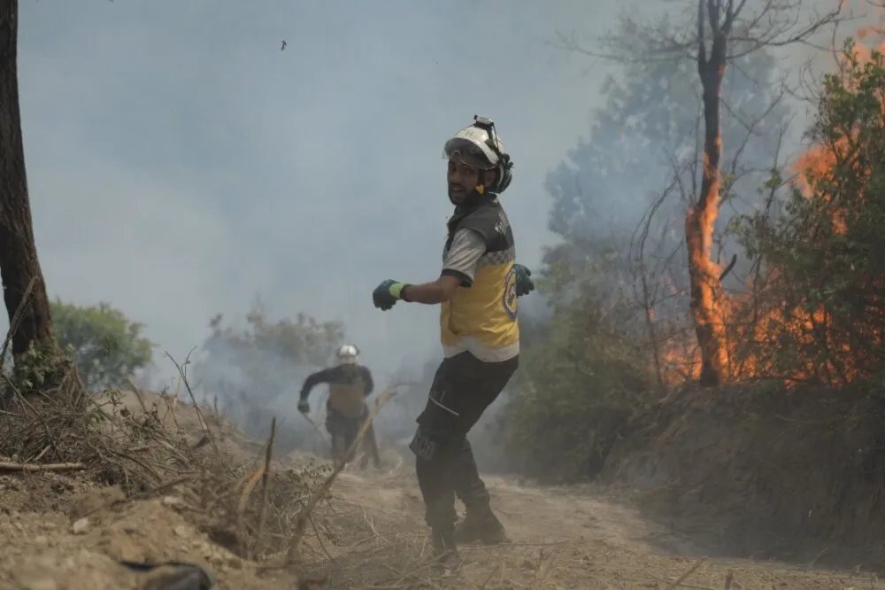 لليوم الثالث: جهود مكثفة لاحتواء حريق جبل التركمان في اللاذقية وسط تحديات كبيرة
