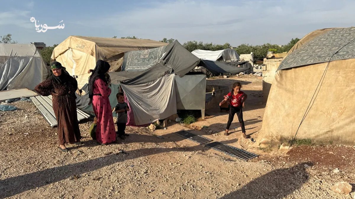 مأساة مخيم كفرنبل: نزوح مستمر ومعاناة تتفاقم في ظل غياب الدعم وإعادة الإعمار