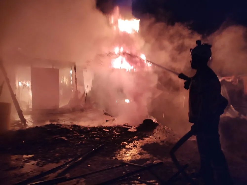 السيطرة على حريق ضخم في مصبغة بدمشق القديمة.. الدفاع المدني يتدخل