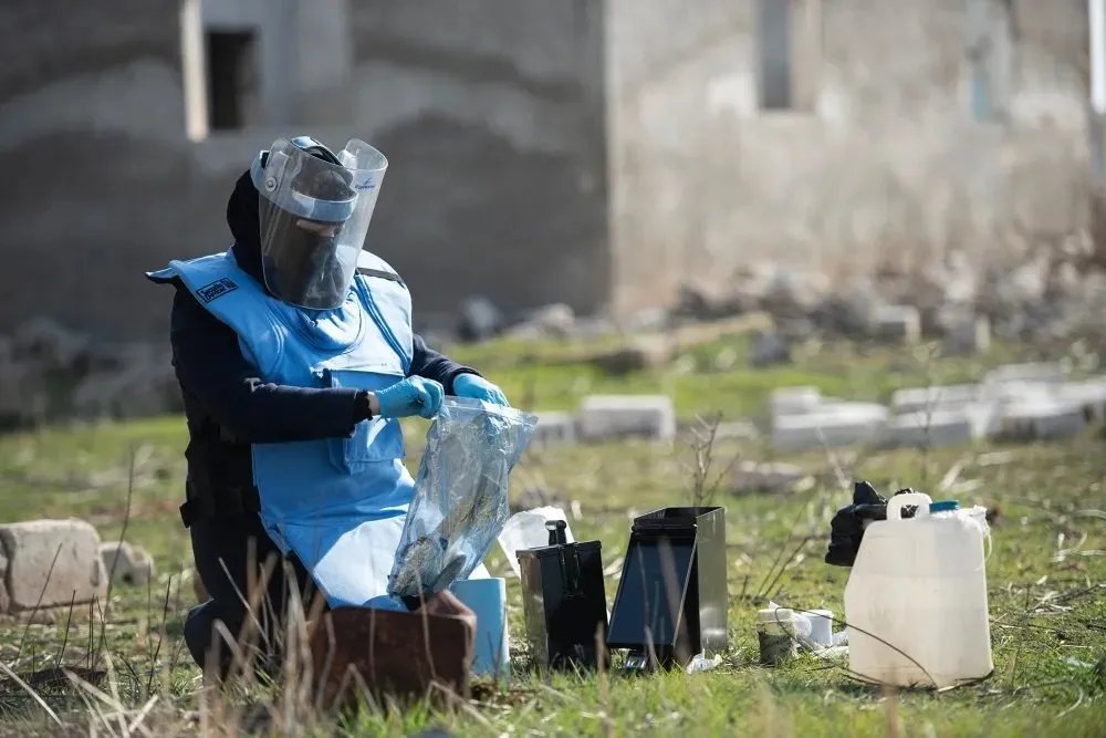 من حقول الموت إلى الأمل: قصة "لما حاج قدور" في تفكيك الألغام بشمال سوريا وتمكين المرأة