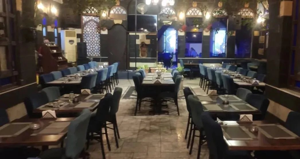 حملة أمنية مكثفة تستهدف مطاعم دمشق القديمة: قيود على الغناء والكحول وسط مخاوف من تصفية أصحابها