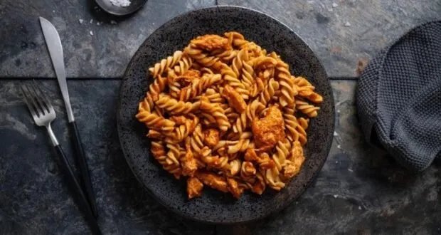 مكرونة محمرة بالطماطم: وصفة سهلة وسريعة لتحضير طبق إيطالي شهي