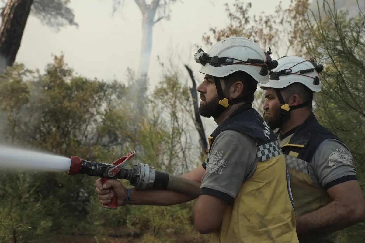 حرائق اللاذقية: الدفاع المدني يكافح النيران بمساعدة تركية بعد التهام 30 هكتارًا من الغابات