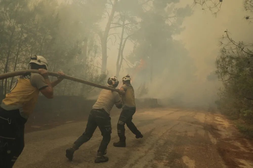 لليوم الرابع: الدفاع المدني يكافح حرائق هائلة في أحراج جبل التركمان وسط صعوبات جمة