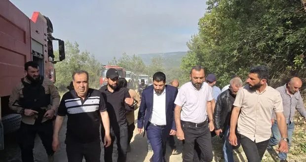 محافظ اللاذقية يتفقد جهود إخماد حرائق ريف اللاذقية الشمالي ويشيد بفرق الإطفاء