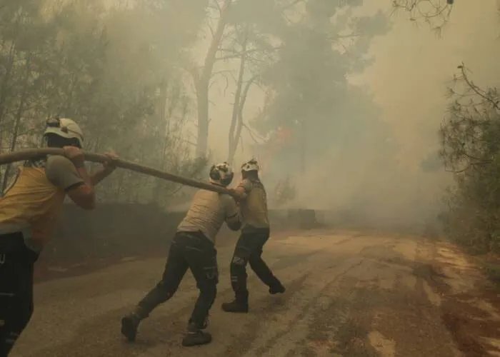 لليوم الرابع: الدفاع المدني يكافح حرائق هائلة في أحراج جبل التركمان وسط صعوبات جمة