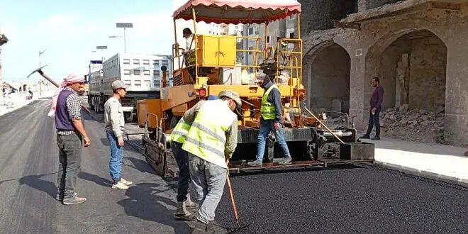 حمص: إعادة تأهيل حي جورة الشياح بمد طبقة إسفلتية جديدة ضمن مشروع تطوير الشوارع التجارية