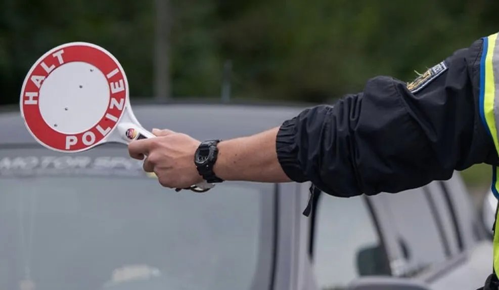 ألمانيا تشدد الرقابة على الحدود وتُعيد طالبي لجوء: جدل قانوني يشتعل