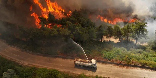 حرائق جبل التركمان تتفاقم: الرياح تعيق جهود الإطفاء والدفاع المدني يكافح للسيطرة